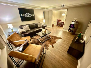 2BR Whiskey themed apartment min from the Plaza
